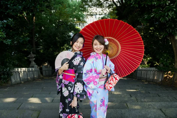 Två Vackra Tjejer Med Traditionell Klänning Promenader Utomhus — Stockfoto