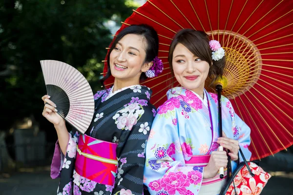 Deux Belles Filles Avec Robe Traditionnelle Marchant Extérieur — Photo