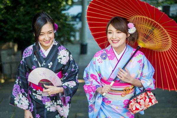 Två Vackra Tjejer Med Traditionell Klänning Promenader Utomhus — Stockfoto