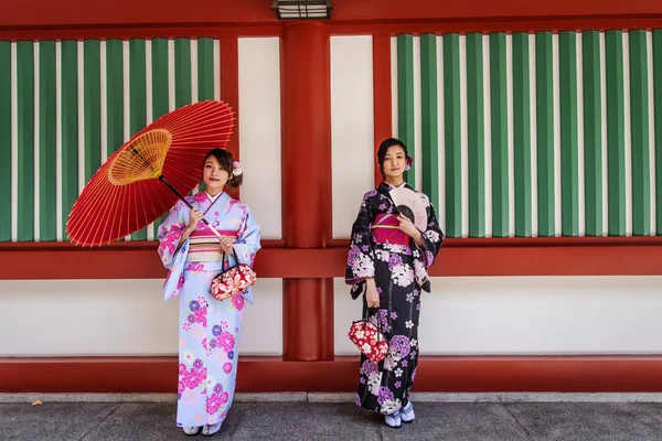 Duas Meninas Bonitas Com Vestido Tradicional Andando Livre — Fotografia de Stock