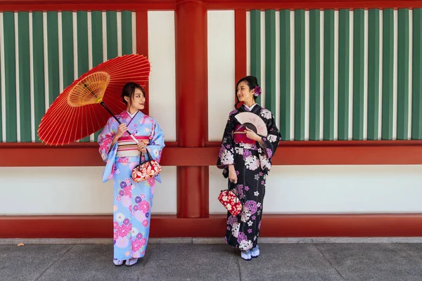 Deux Belles Filles Avec Robe Traditionnelle Marchant Extérieur — Photo