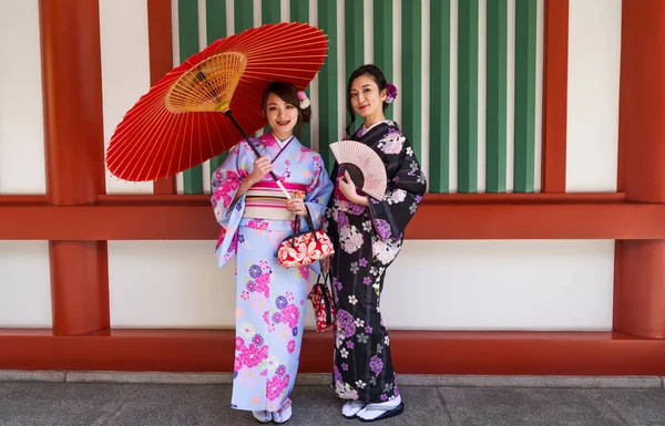 两个穿着传统服饰的漂亮女孩在户外散步 — 图库照片