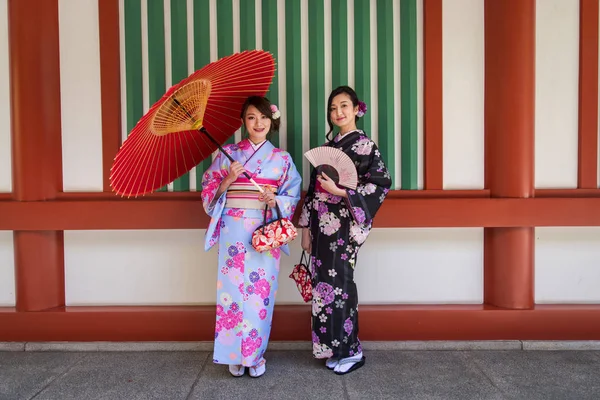 Две Красивые Девушки Традиционном Платье Ходить Открытом Воздухе — стоковое фото