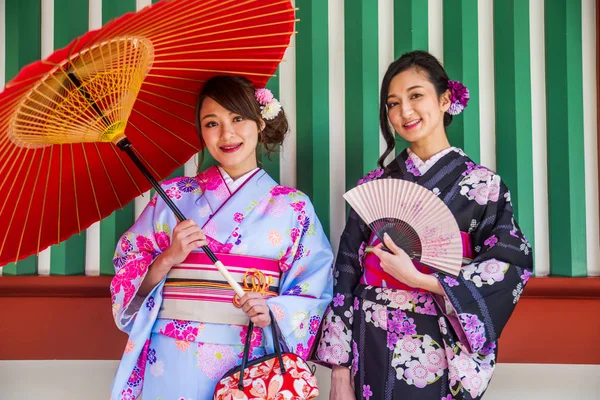 Duas Meninas Bonitas Com Vestido Tradicional Andando Livre — Fotografia de Stock