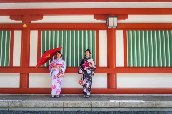 Δύο Όμορφα Κορίτσια Παραδοσιακές Φορεσιές Περπάτημα Εξωτερικούς Χώρους — Φωτογραφία Αρχείου