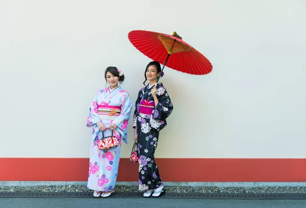 Två Vackra Tjejer Med Traditionell Klänning Promenader Utomhus — Stockfoto