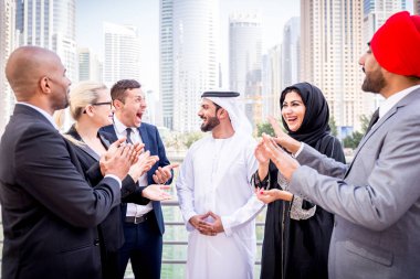 Toplantı toplantı ve iş - çok ırklı iş bahsediyoruz çok kültürlü iş adamları takım