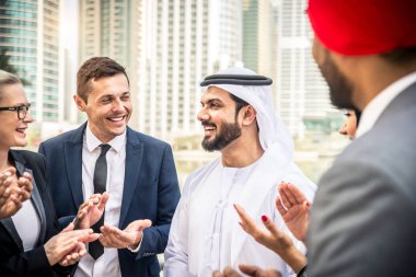 Toplantı toplantı ve iş - çok ırklı iş bahsediyoruz çok kültürlü iş adamları takım