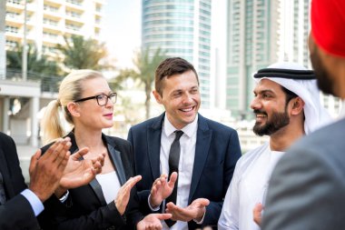 Toplantı toplantı ve iş - çok ırklı iş bahsediyoruz çok kültürlü iş adamları takım