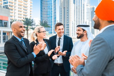 Toplantı toplantı ve iş - çok ırklı iş bahsediyoruz çok kültürlü iş adamları takım