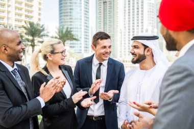 Toplantı toplantı ve iş - çok ırklı iş bahsediyoruz çok kültürlü iş adamları takım