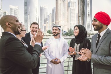 Toplantı toplantı ve iş - çok ırklı iş bahsediyoruz çok kültürlü iş adamları takım