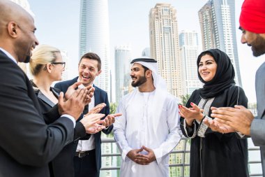 Toplantı toplantı ve iş - çok ırklı iş bahsediyoruz çok kültürlü iş adamları takım