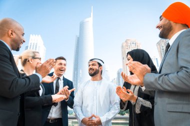 Toplantı toplantı ve iş - çok ırklı iş bahsediyoruz çok kültürlü iş adamları takım