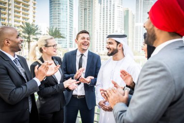 Toplantı toplantı ve iş - çok ırklı iş bahsediyoruz çok kültürlü iş adamları takım