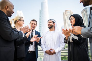 Toplantı toplantı ve iş - çok ırklı iş bahsediyoruz çok kültürlü iş adamları takım