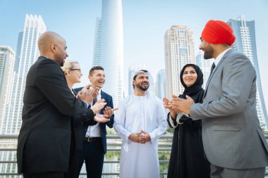 Toplantı toplantı ve iş - çok ırklı iş bahsediyoruz çok kültürlü iş adamları takım