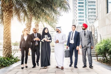 Toplantı toplantı ve iş - çok ırklı iş bahsediyoruz çok kültürlü iş adamları takım