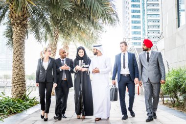 Toplantı toplantı ve iş - çok ırklı iş bahsediyoruz çok kültürlü iş adamları takım