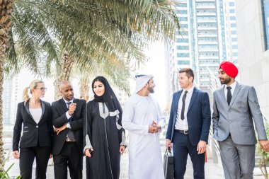 Toplantı toplantı ve iş - çok ırklı iş bahsediyoruz çok kültürlü iş adamları takım