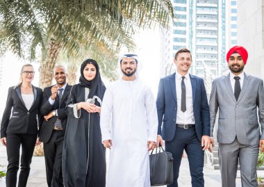 Toplantı toplantı ve iş - çok ırklı iş bahsediyoruz çok kültürlü iş adamları takım