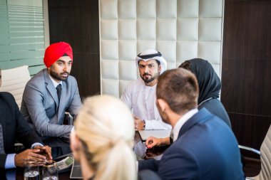 Toplantı toplantı ve iş - çok ırklı iş bahsediyoruz çok kültürlü iş adamları takım