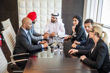 Toplantı toplantı ve iş - çok ırklı iş bahsediyoruz çok kültürlü iş adamları takım