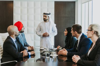Toplantı toplantı ve iş - çok ırklı iş bahsediyoruz çok kültürlü iş adamları takım