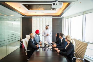 Toplantı toplantı ve iş - çok ırklı iş bahsediyoruz çok kültürlü iş adamları takım