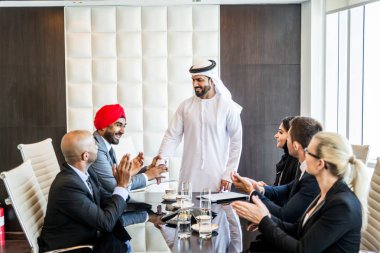 Toplantı toplantı ve iş - çok ırklı iş bahsediyoruz çok kültürlü iş adamları takım