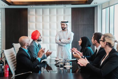 Toplantı toplantı ve iş - çok ırklı iş bahsediyoruz çok kültürlü iş adamları takım