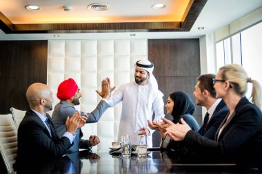 Toplantı toplantı ve iş - çok ırklı iş bahsediyoruz çok kültürlü iş adamları takım