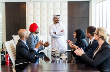Toplantı toplantı ve iş - çok ırklı iş bahsediyoruz çok kültürlü iş adamları takım