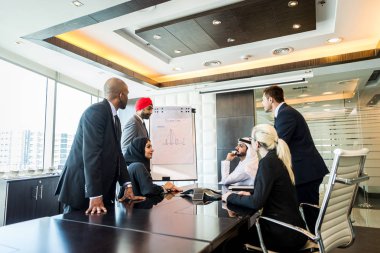 Toplantı toplantı ve iş - çok ırklı iş bahsediyoruz çok kültürlü iş adamları takım