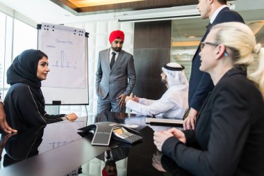 Toplantı toplantı ve iş - çok ırklı iş bahsediyoruz çok kültürlü iş adamları takım