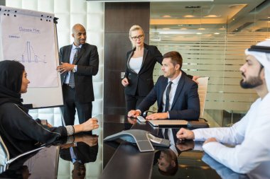 Toplantı toplantı ve iş - çok ırklı iş bahsediyoruz çok kültürlü iş adamları takım