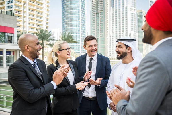 Toplantı toplantı ve iş - çok ırklı iş bahsediyoruz çok kültürlü iş adamları takım