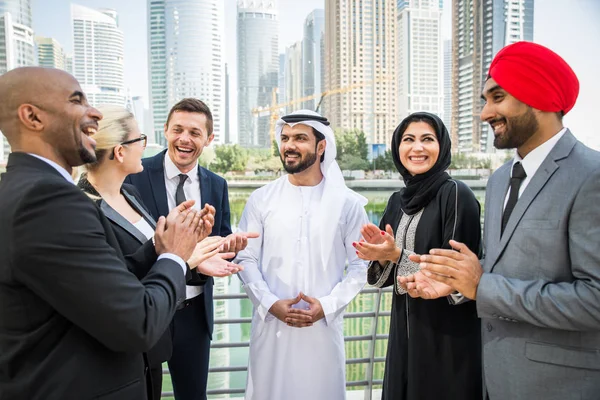 Toplantı toplantı ve iş - çok ırklı iş bahsediyoruz çok kültürlü iş adamları takım