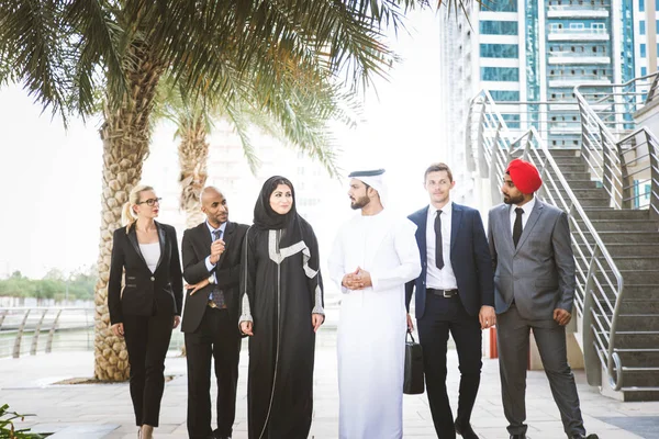 Toplantı toplantı ve iş - çok ırklı iş bahsediyoruz çok kültürlü iş adamları takım