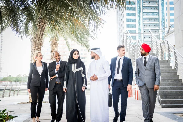 Toplantı toplantı ve iş - çok ırklı iş bahsediyoruz çok kültürlü iş adamları takım