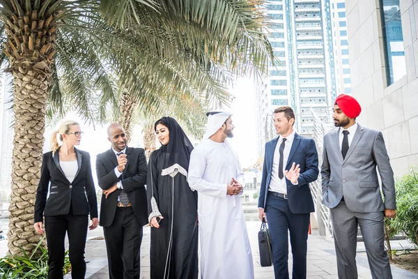 Toplantı toplantı ve iş - çok ırklı iş bahsediyoruz çok kültürlü iş adamları takım