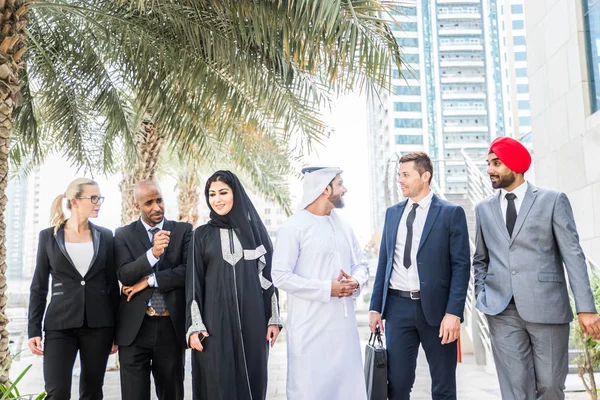 Toplantı toplantı ve iş - çok ırklı iş bahsediyoruz çok kültürlü iş adamları takım