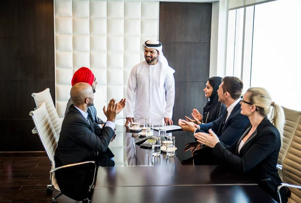 Toplantı toplantı ve iş - çok ırklı iş bahsediyoruz çok kültürlü iş adamları takım