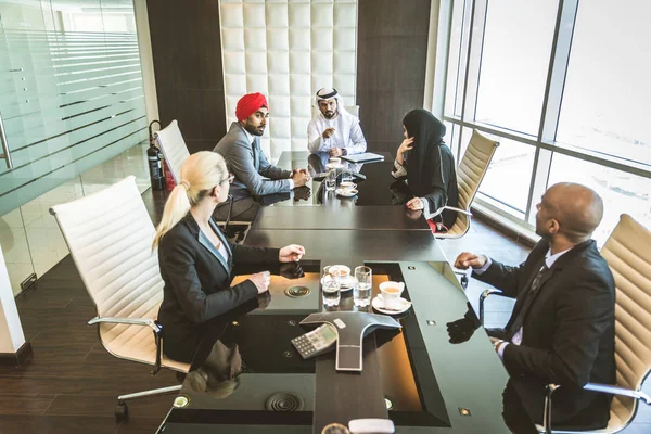 Multikulturális Üzletemberek Beszélt Üzleti Többnemzetiségű Üzleti Csapat Értekezlet — Stock Fotó