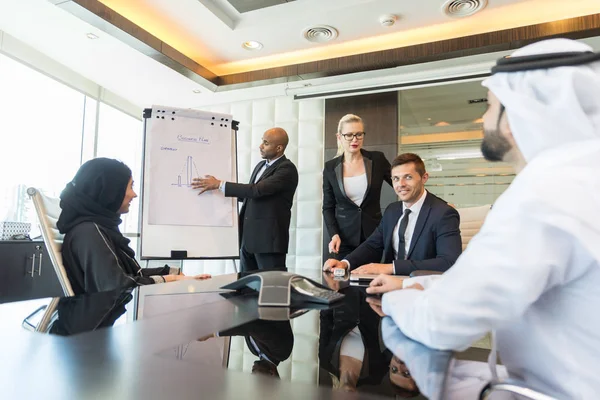 Reunión Empresarios Multiculturales Hablar Negocios Reunión Del Equipo Negocios Multirraciales —  Fotos de Stock