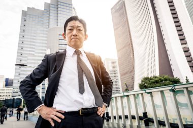 Japon işadamı yürüyüş açık havada - Asya adam şık takım elbise