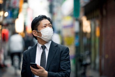 Japon işadamı yürüyüş açık havada - Asya adam şık takım elbise