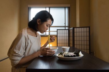 Asyalı kadın Tokyo geleneksel Japon dairede yemek