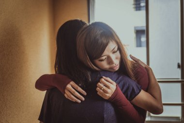 Asya Anne ve kızı evde konuşmak