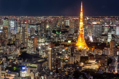 Tokyo Tower aydınlatılmış ve Tokyo cityscape